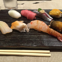 みむら - トロは見た目から楽しめました。穴子のタレも口の中ででしゃばり過ぎずネタの風味もきちんと感じられました。
                シャリとネタのバランスは女性でも一口で食べれて良かったです。