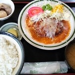 繁昌軒 - ハンバーグ定食(デミソース、チーズかけ)
            2015年８月現在９５０円