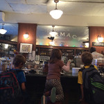 Brooklyn Farmacy & Soda Fountain - アイスを食べるこども達