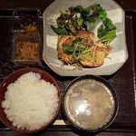 彩庵 - "日替り定食"
みちのく鶏照り焼きバターソースと金平ごぼう、漬物、ご飯、野菜スープ