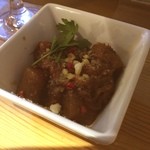 カフェ＆ビア　あるかアるか - まだ行くところがあったので、スピードメニューから。
      モツ煮
      これは…美味しい！！モツに、うずら卵に、蒟蒻に、甘辛いタレがしみた上にチーズがトッピング！
      また…あるかでお気に入りが増えてしまいました（笑）