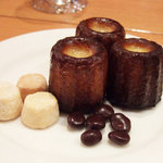 ビストロ ラ・シブレット - カヌレとクッキーとマスカットチョコ(プティフール)