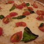 4105941 - モッツァレラチーズと姫トマトとバジルのピザ