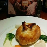 かえりやま - シェフの修行時代。中曽根元沢入と握手している。
                手前は、鯛のパイ包み焼き