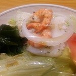 Itaria Kozou - ディナーセットに付くミニ海鮮サラダ。ミニと言っても、普通のボリュームですね(^^)v 