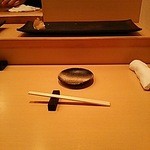 寿し 海匠 - カウンター席。前の黒い大きなお皿にお寿司が並びます。