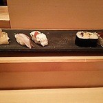 寿し 海匠 - まず穴子の押寿司2個、巻き寿司1個と握り寿司が2貫出てきます。
