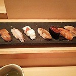 寿し 海匠 - 押し寿司と巻き寿司を食べるといよいよ握り寿司が…!! 合計8貫です。