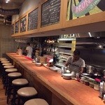 DRUNKARD - カウンターは当店の特等席です。ライブ感のあるオープンキッチン、そしてバー、フレンドリーなスタッフと一緒に今宵も楽しみましょう！