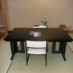 料亭旅館　いちい亭 - 二間続きの和室（８畳）こちらは椅子とテーブル