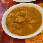 DEWAN - 日替わりカレーのチキンとグリーンピースのカレー