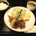 Kafe Ando Kicchin Komekome Shokudou - ランチ700。
      牛肉のすき焼き風。
      今日は雨模様だったので、近場のこちらへ。食べ終わったら止んでた。
      確かにすき焼き風（笑）甘めの味付けでした。うーん、まあ牛肉食べて700円なら良しなのかなー
      至って普通のランチでした。
      あー眠い(´Д` )