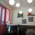 Rakonfi - ボール型のペンダントライトが印象的な、カフェ風の広々した店内