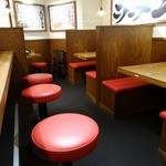 壱角家 - 「壱角家 渋谷並木橋店」テーブル席とカウンター席の椅子