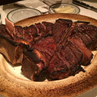 ウルフギャング・ステーキハウス 六本木 - ドライエージングの名物Ｔボーンステーキステーキ！アツアツのお皿でやってきます^_^