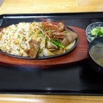 KOU - 焼肉の贅沢な焼き飯で鉄板で登場するダイナミックこれはたまりませ～～～ん