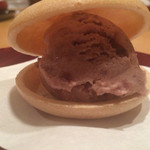 樋口 - 2015/8_最中アイス、中は小倉