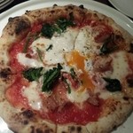 ピッツェリア サナーレ - ほうれん草とベーコンのビスマルクピザ