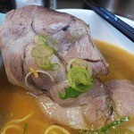 旭川ラーメン ななし - チャーシューは大きな肩ロース