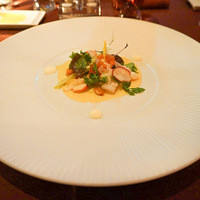 RISTORANTE OZIO - オマール海老と帆立貝、自家薫製アトランティックサーモンの"インサラータ・リッカ"ウニのサルサ