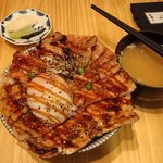 ランチ豚丼Ｌサイズで８９０円