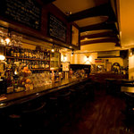 アンバーロンド - 窓際のネオンが煌めきアンティークのパブミラーが優雅に演出する琥珀色の店内