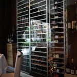 Taormina Sicilian Cuisine - 壁一面のワインセラー