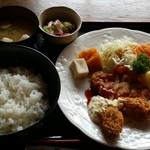 Dainingukafepechika - 日替わり定食
                      ミックスフライ定食　ご飯大盛り　650円