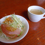 コーヒーレストラン ポム・ルージュ - ピラフ付属のスープとサラダ