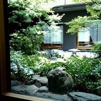 日本料理 はなの - 後ろにはお庭