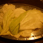 骨付鳥 一鶴 - 骨付鳥に付いてくるキャベツ