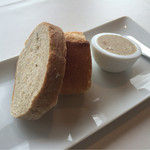 ブラッスリーオザミ - ランチセットの2種類のパン。