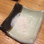 かま田 - ボリビアの岩塩 薄いピンク色をしています。