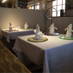 京 静華 - 奥に個室1つあり。