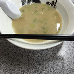 大龍ラーメン - 普通のプラスチック箸に見えますが…。