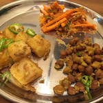 ダルバート食堂 - 201508夜初訪問 とりあえずのアテ盛り合わせ