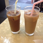 カレー専門店cafe New Delhi - ランチに付いてくるドリンク （左）アイスコーヒー（右）アイスチャイ 