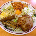 仲間 - 裏メニューな扱いなのかな!?　ジャンキーな汁なし750円。美麗な盛り付けに職人魂を禁じ得ません!!