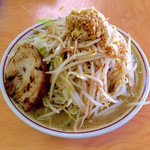 仲間 - スタンダードな豚1枚の仲二郎800円ヤサイニンニク中盛り。二郎インスパイアとは言え、あくまでも味噌らーめん。