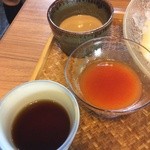 千寿亭 - 「つけ汁彩」のつけ汁、トマト、豆乳などの3種類。