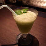 SHOTBAR Q's CASUAL - ライム・ミントとウォッカのカクテル