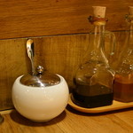 THE MOST BAKE SHOP - テーブルの上のシロップ等（ランチタイムに訪問した時のもの）