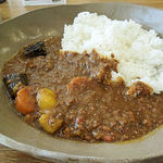 カフェ大好き - お洒落な食器にスパイシーなカレー