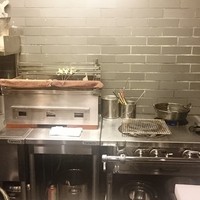 料理屋 松 - 焼き物用に炭も置かれてました。カウンターからなら全部見えて楽しいです。、