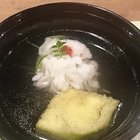 料理屋 松 - ハモと三豊なす。ハモは旬ですね。脂の乗りもよく、だし汁と相まってとても美味しい。梅のアクセントもちょうどよいバランスです。
                茄子はしっかりした味なのに食間がよく、ぐずぐずしません。