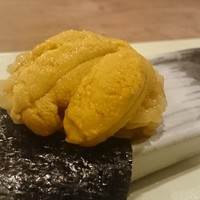 料理屋 松 - うにご飯の上に北海道産のうにを乗っけて、海苔で巻いて一口です。濃厚なウニの風味が口いっぱいに広がります。