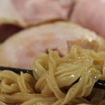 拳ラーメン - 麺は四角い太麺、強い腰がある