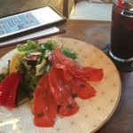 イリヤプラスカフェ - サーモンサラダ・880円・アイスコーヒー・450円