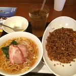 Fukumanen - 黒チャーハンと半ラーメンセット‼️
                        土曜の昼にしては空いている(^_^)