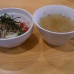 「ベーコンとグリーンアスパラのオムライス」にセットで付くスープ、サラダです。